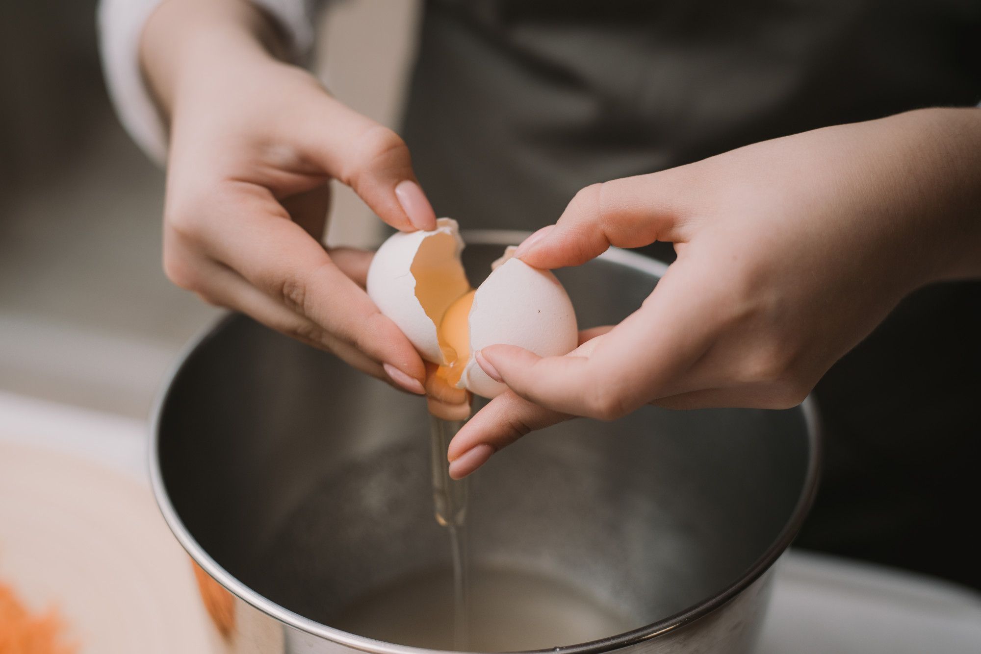Separar la yema y la clara con la cáscara puede resultar peligroso.
