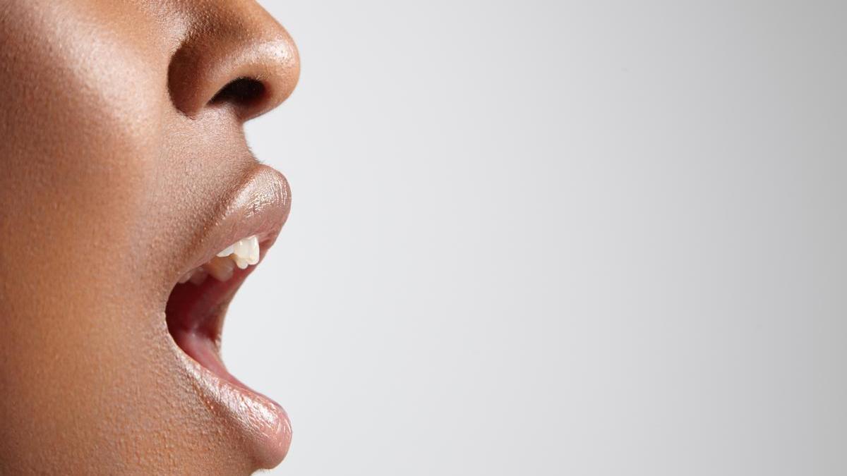 Mujer con la boca abierta