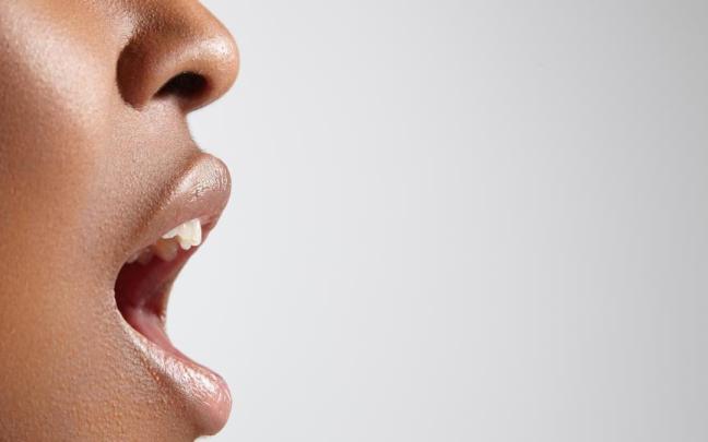 Mujer con la boca abierta