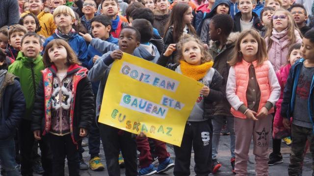 Herri Eskolako ikasleak Euskara Eguna ospatzen Elgoibarko kaleetan.
