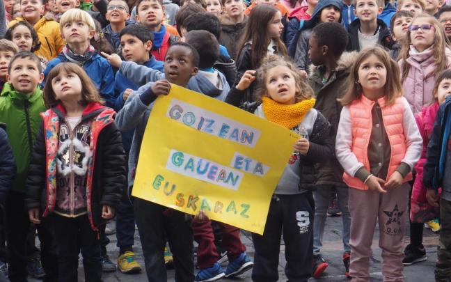 Herri Eskolako ikasleak Euskara Eguna ospatzen Elgoibarko kaleetan.