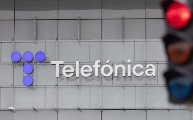 Un semáforo en rojo frente a la sede de Telefónica.