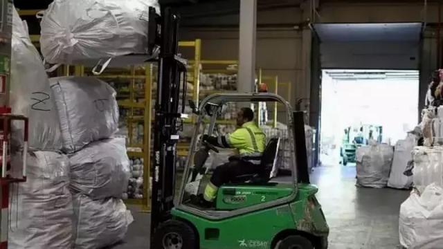 Un operario, en el interior de un almacén.