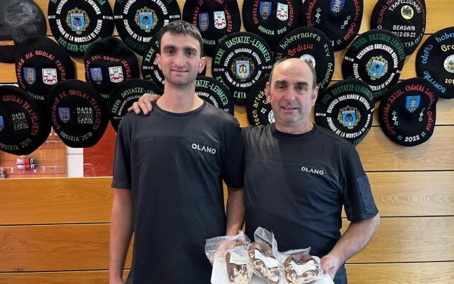 Xabier y Josema Olano, sosteniendo morcillas elaboradas por ellos, en su carnicería.