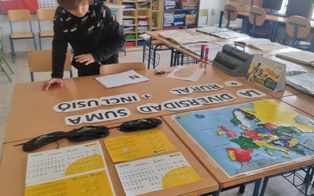 Escolar trabajando en el 39 Concurso Escolar del Grupo Social ONCE