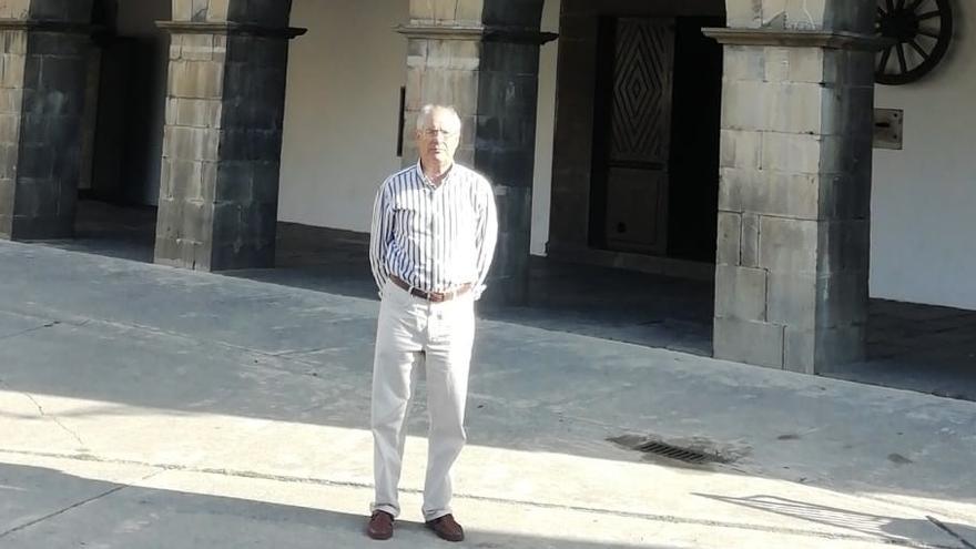 José Ramón Sanz, tesorero de la Asociacion de Jubilados del Valle de Roncal, posa delante del Ayuntamiento de Isaba.