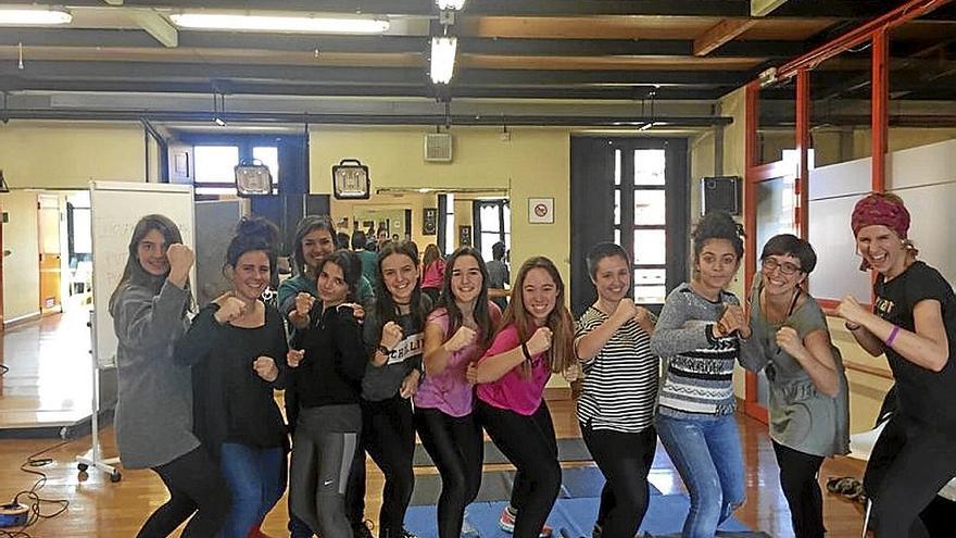 Participantes de una clase de autodefensa feminista en Tolosa. | FOTO: N.G.