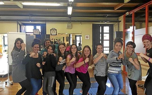 Participantes de una clase de autodefensa feminista en Tolosa. | FOTO: N.G. Participantes de una clase de autodefensa feminista en Tolosa. | FOTO: N.G.