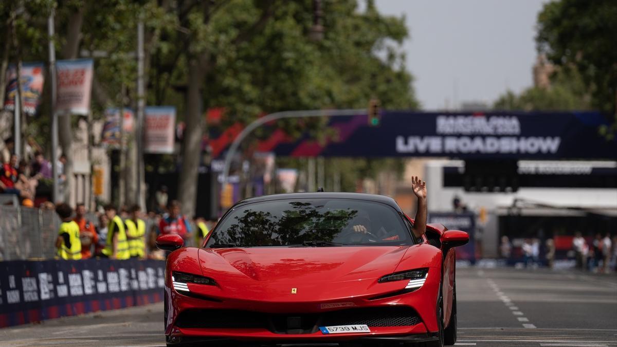 Carlos Sainz conduciendo un Ferrari durante la celebración del Formula 1 Live Barcelona Road Show