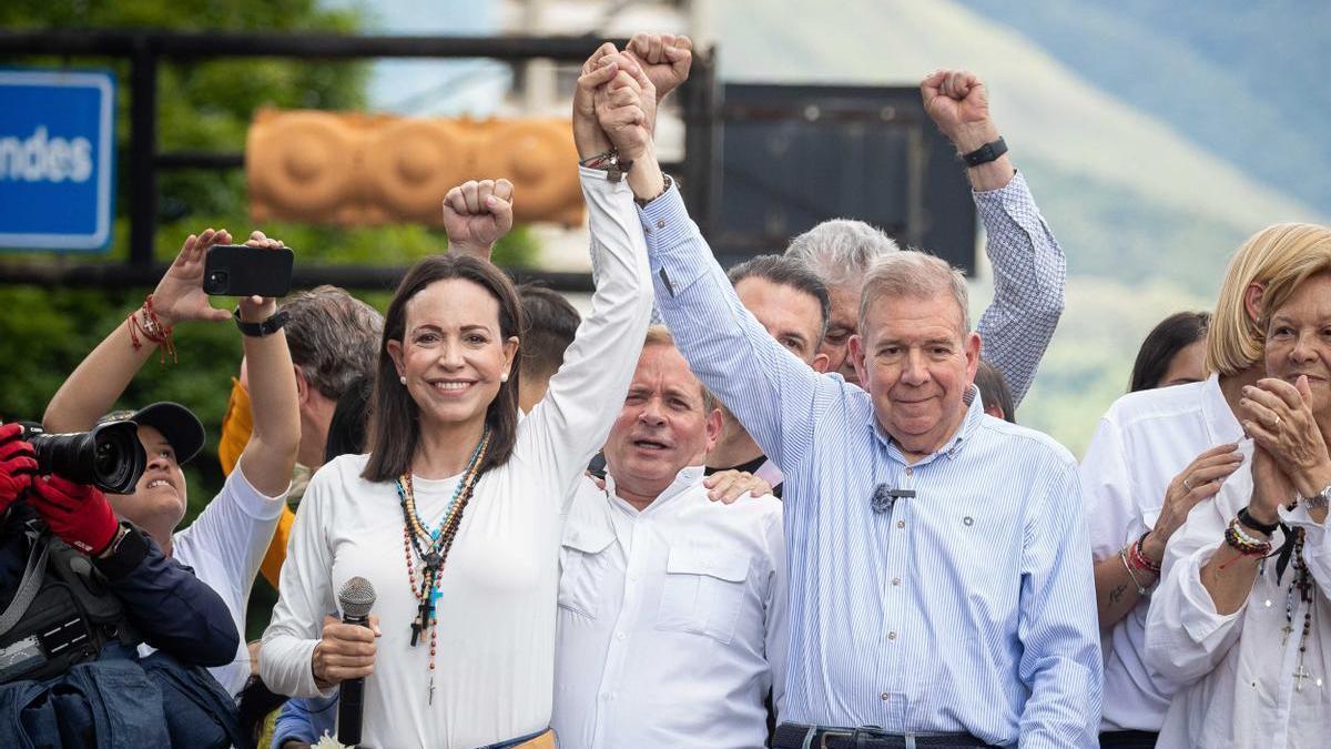 Edmundo González junto a María Corina Machado durante la campaña electoral en Venezuela.