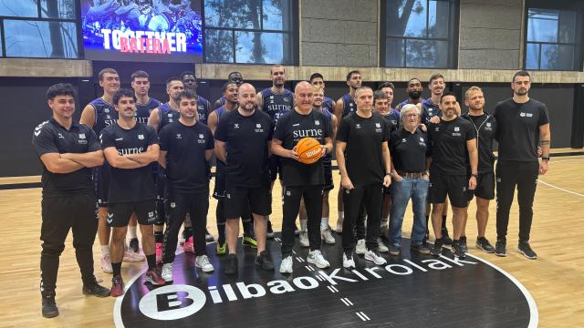 Plantilla y técnicos de Bilbao Basket / Foto: Onda Vasca