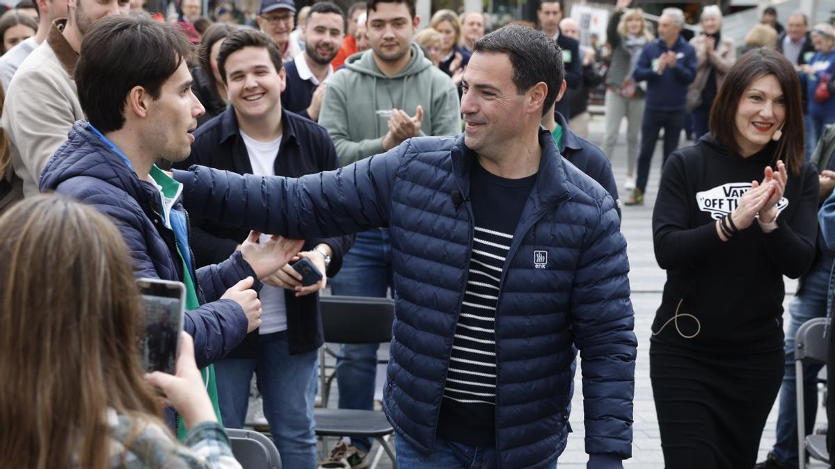 Imanol Pradales en el acto organizado por EGI, en el que ha participado también la cabeza de lista jeltzale a las elecciones europeas, Oihane Agirregoitia.