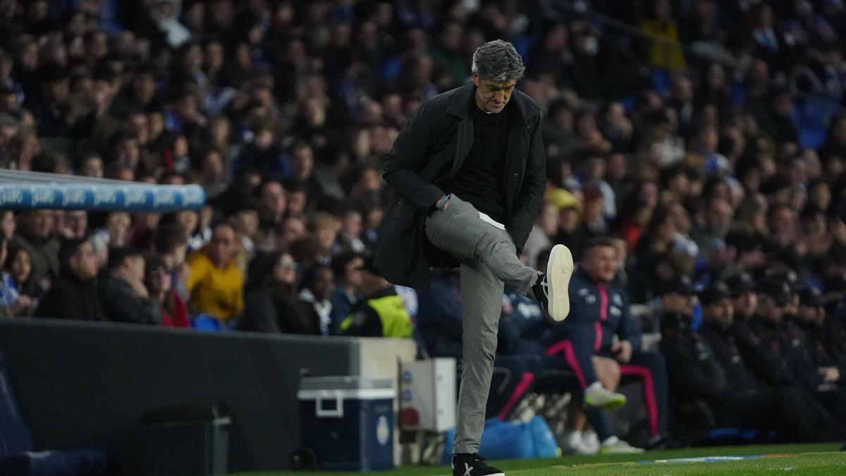 Imanol Alguacil se lamenta durante el encuentro frente al Getafe. / RUBEN PLAZA