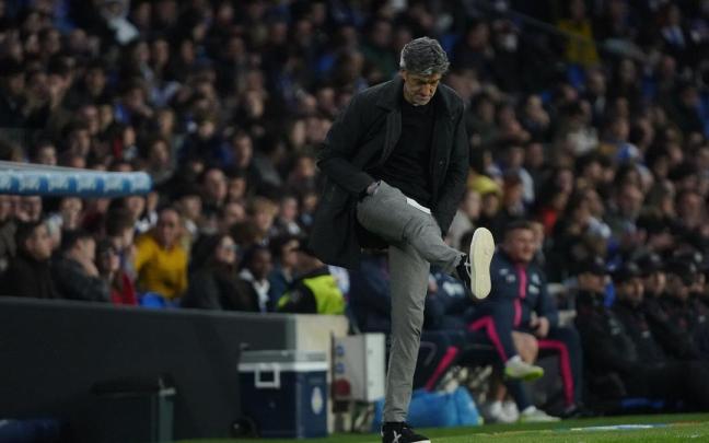Imanol Alguacil se lamenta durante el encuentro frente al Getafe. / RUBEN PLAZA