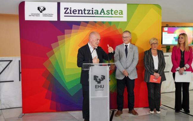 El consejero de Ciencia, Universidades e Innovación junto al rector de la EHU en la Zietzia Astea