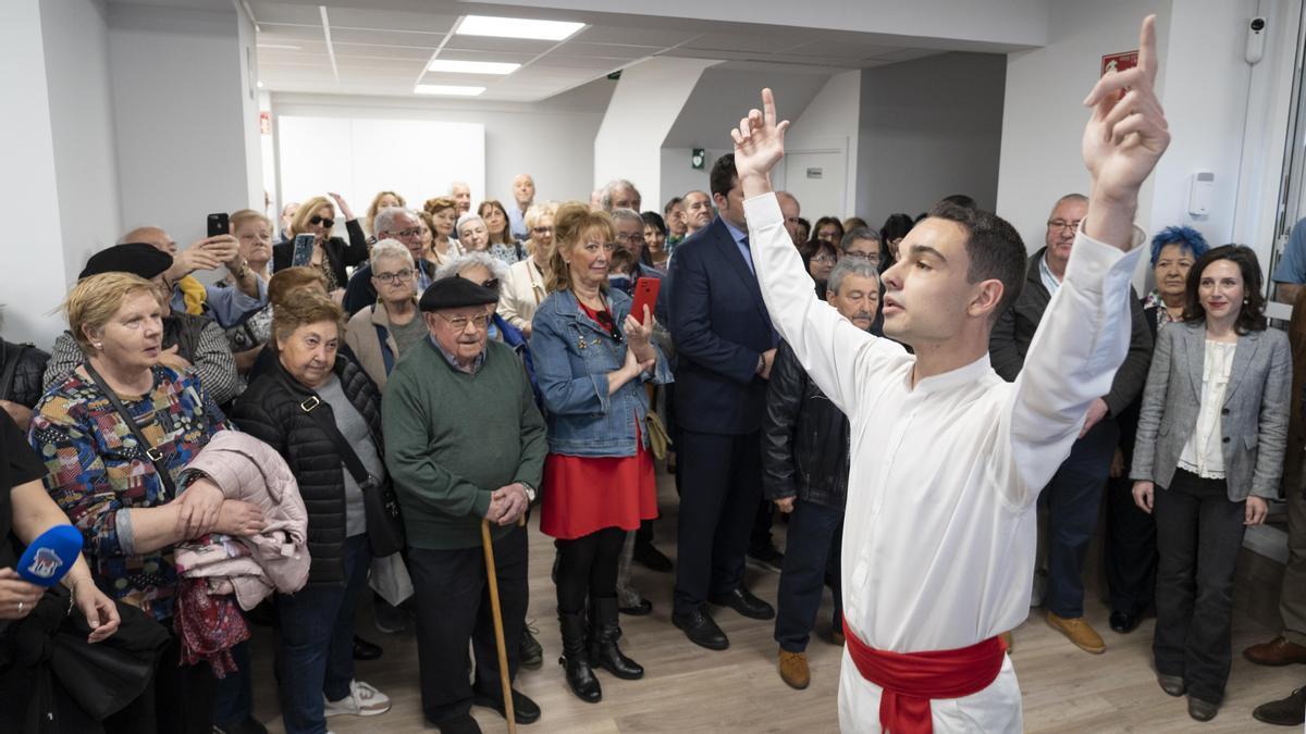 Txurdinaga auzoan kokatutako 'Gure zaharrak' zentroaren inaugurazioa.