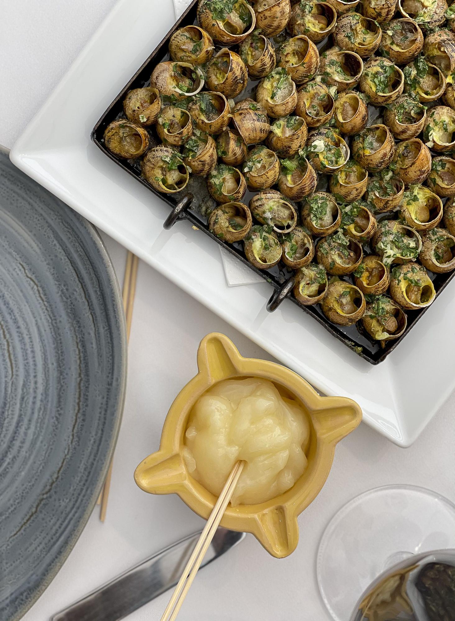 Una bandeja de caracoles con alioli.