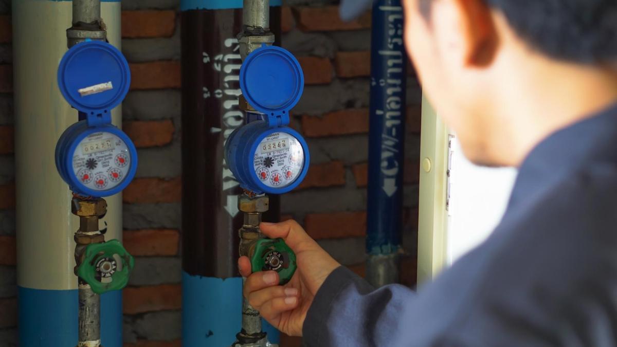 Un hombre renueve el contador de agua.