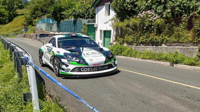 El Alpine 110 pilotado por Lujua, encarando la curva de Urtía, camino del alto de San Miguel.