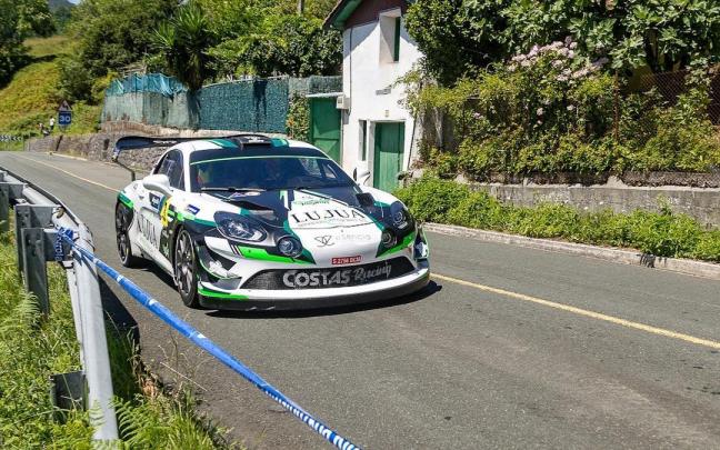 El Alpine 110 pilotado por Lujua, encarando la curva de Urtía, camino del alto de San Miguel.