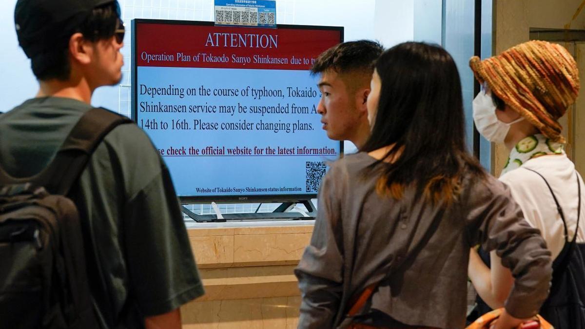 Pasajeros cuyos vuelos y trenes han sido afectados por el tifón Lan.