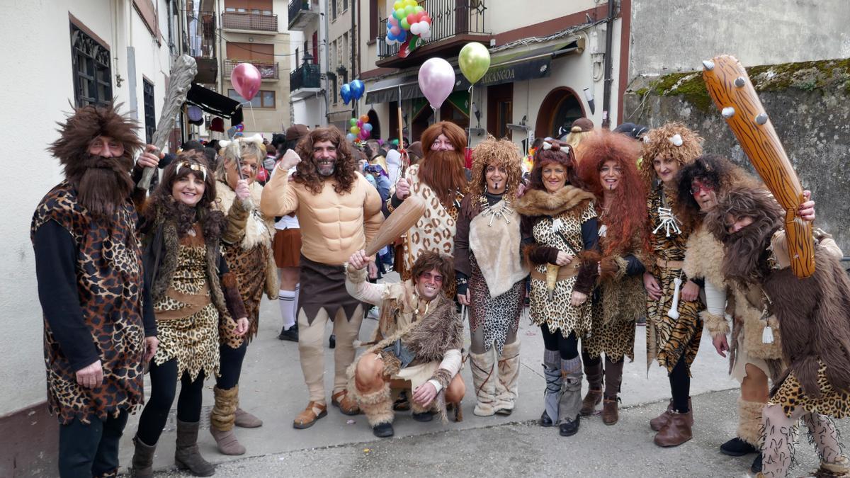 Entre otros adornos, este grupo de trogloditas llevaba la mano de Irulegi en piedra.