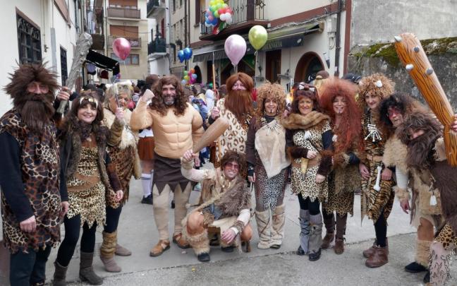 Entre otros adornos, este grupo de trogloditas llevaba la mano de Irulegi en piedra.
