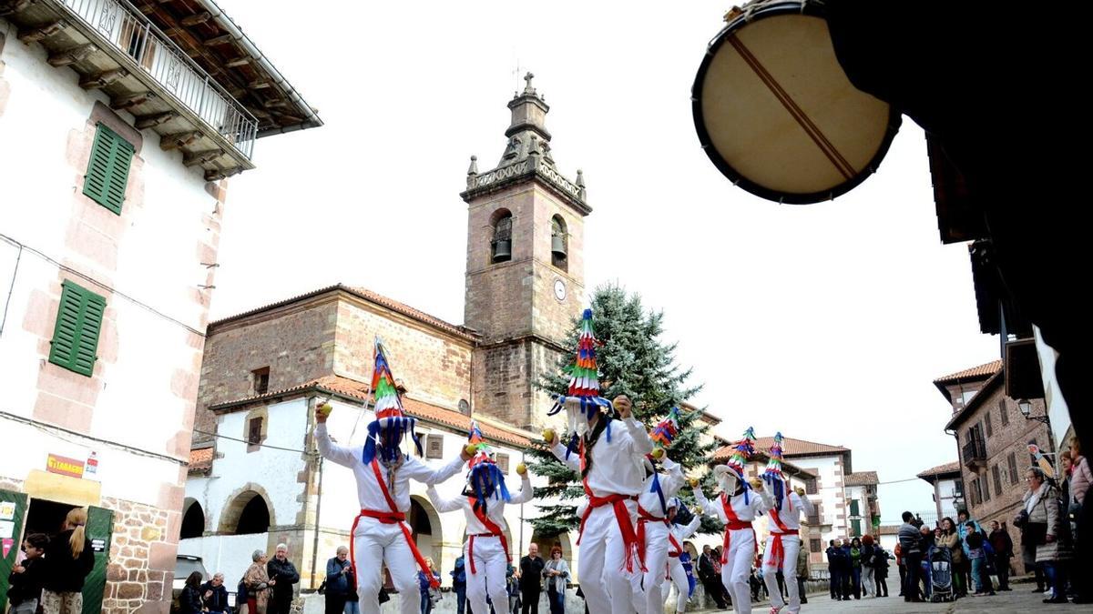 8 sagardantzaris recorrieron las calles de Arizkun por la mañana.