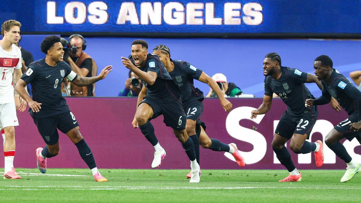 Auston Trusty celebra junto a sus compañeros de la selección de Estados Unidos el gol número 173 del presente Mundial, con el que se supera a Catar 2022.