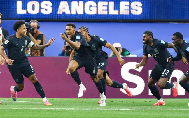 Auston Trusty celebra junto a sus compañeros de la selección de Estados Unidos el gol número 173 del presente Mundial, con el que se supera a Catar 2022.