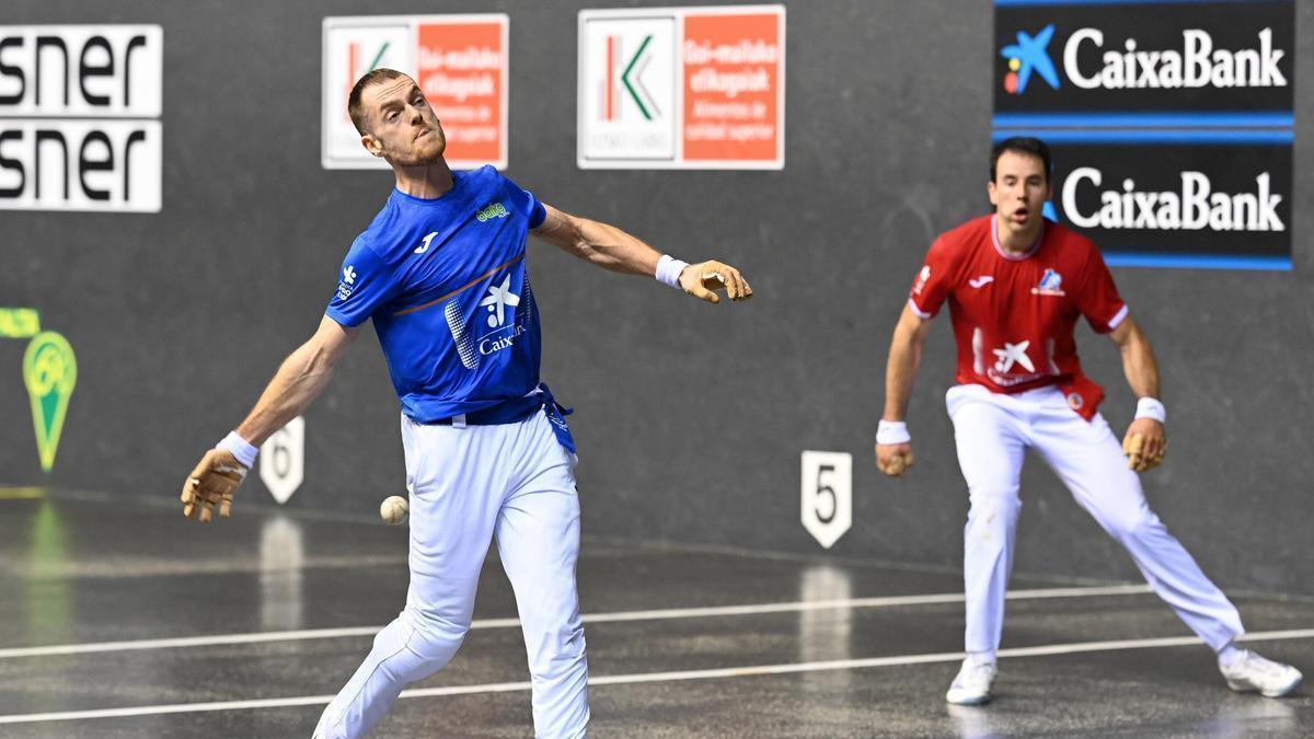 Unai Laso golpea la pelota ante la mirada de Darío en el Atano III.