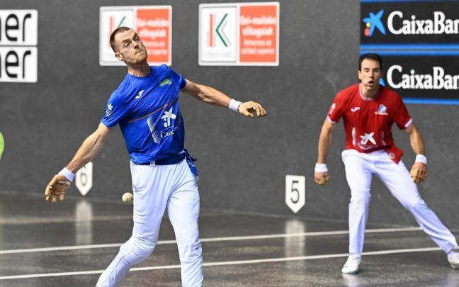 Unai Laso golpea la pelota ante la mirada de Darío en el Atano III.