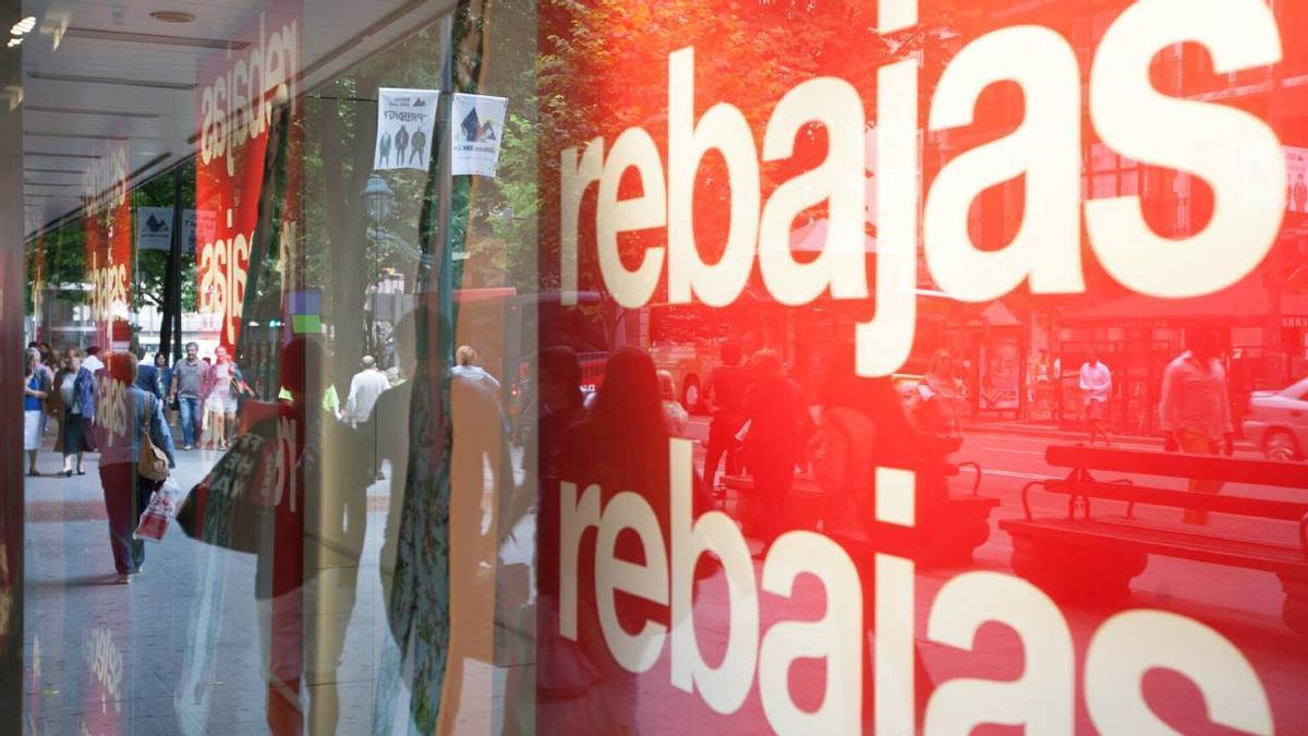 Cómo evitar problemas en las rebajas, según la OCU