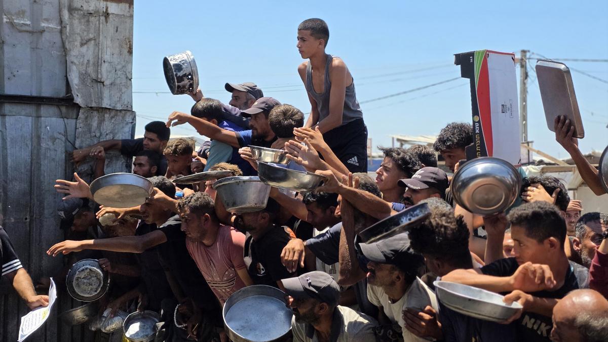 Palestinos se agolpan para conseguir comida.