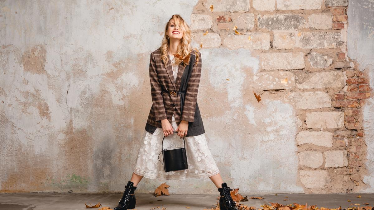 Mujer posa con ropa de otoño