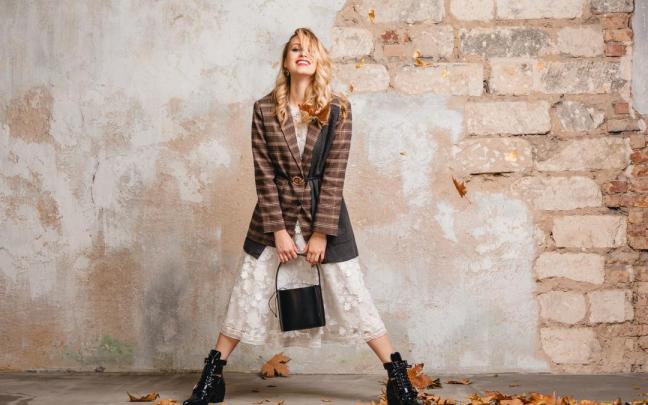 Mujer posa con ropa de otoño