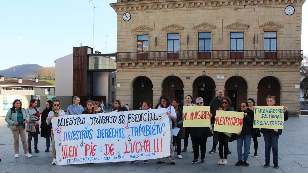 Las trabajadoras del hogar del grupo de café de SOS Racismo Gipuzkoa se concentraron en la plaza San Juan de Irun.