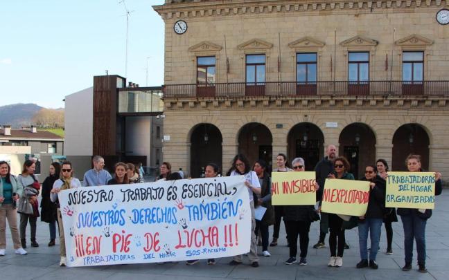 Las trabajadoras del hogar del grupo de café de SOS Racismo Gipuzkoa se concentraron en la plaza San Juan de Irun. / N.G. Las trabajadoras del hogar del grupo de café de SOS Racismo Gipuzkoa se concentraron en la plaza San Juan de Irun.