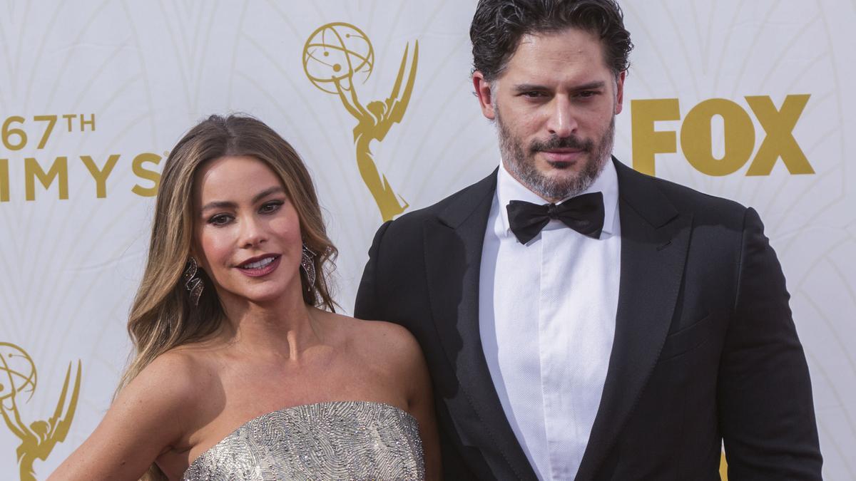 Sofía Vergara y Joe Manganiello posan en una alfombra roja.