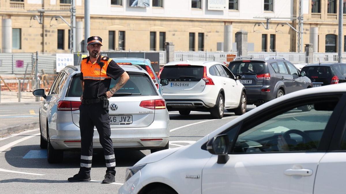 Un agente controla el tráfico en el centro de Donostia / IKER AZURMENDI