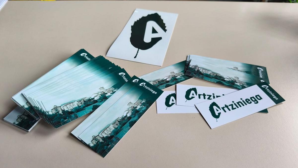 Marcapáginas y pegatinas con la nueva marca Artziniega