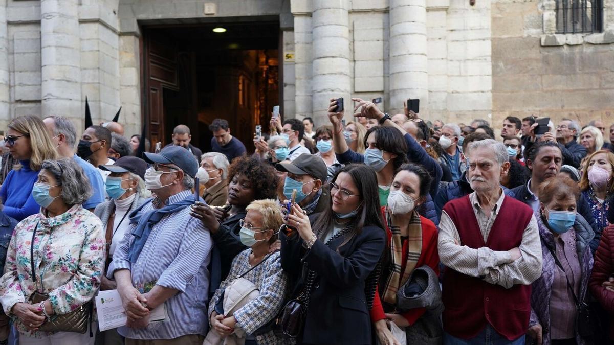 Decenas de personas se agolpan en un tramo del Casco Viejo para esperar el paso de la procesión del Santo Entierro en Bilbao el año pasado.