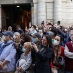 Decenas de personas se agolpan en un tramo del Casco Viejo para esperar el paso de la procesión del Santo Entierro en Bilbao el año pasado.