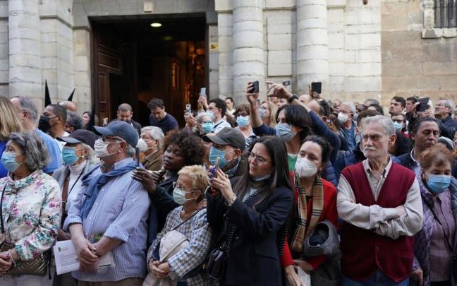 Decenas de personas se agolpan en un tramo del Casco Viejo para esperar el paso de la procesión del Santo Entierro en Bilbao el año pasado.