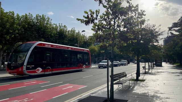 Foto de un autobús de Irunbus en el Paseo Colón. / N.G. Foto de un autobús de Irunbus en el Paseo Colón.