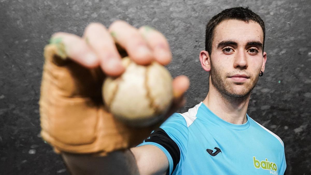 Beñat Zubizarreta posa en el frontón de Amorebieta-Etxano.