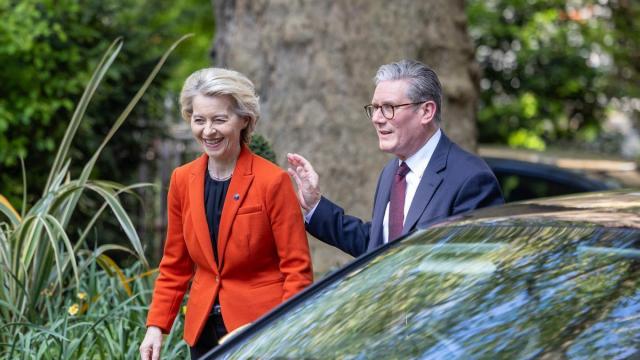 Starmer y Von der Leyen califican de "momento crucial" la situación de las negociaciones de paz en Ucrania