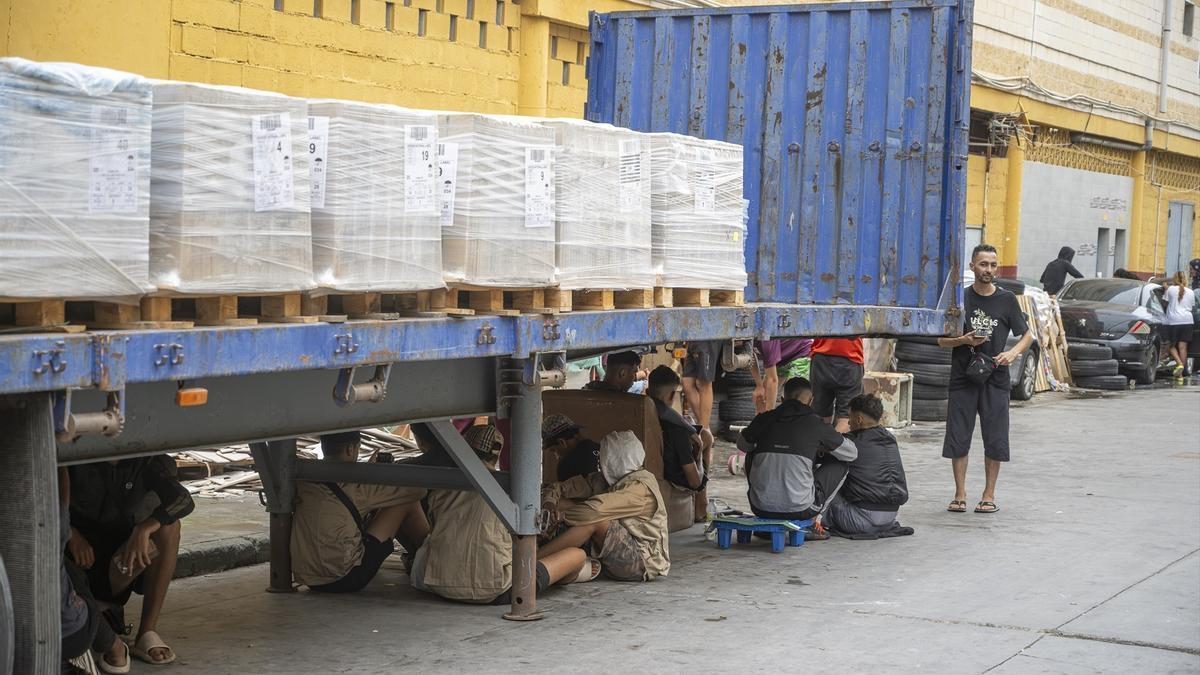 En imágenes: Situación migratoria en las naves del Tarajal