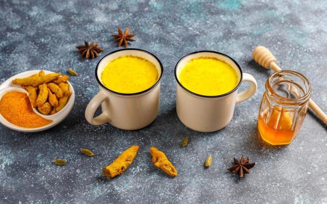 La leche dorada es una bebida tradicional india cuyo principal ingrediente es la cúrcuma.