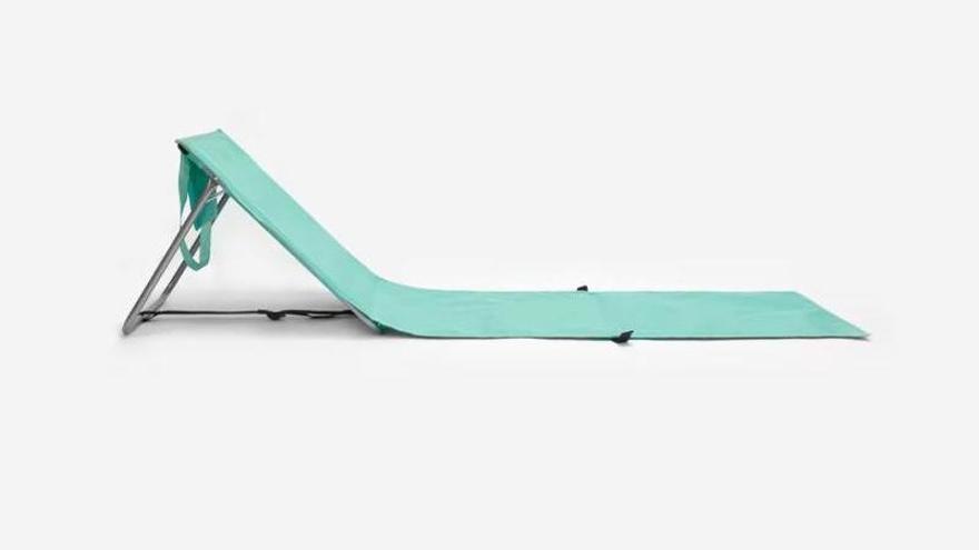 La esterilla de playa Sun & Surf de color verde y con respaldo reclinable de Decathlon